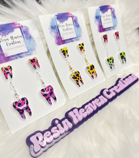 🦷 Stud and dangle earrings set.